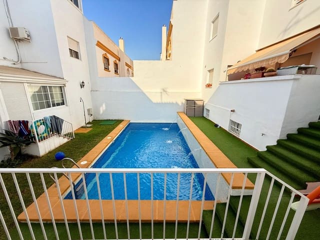 4 makuuhuone Rivitalo myytävänä paikassa Aguadulce (Almeria), Roquetas de Mar mukana uima-altaan 
autotalli - 374 000 € (Ref: 9197877)