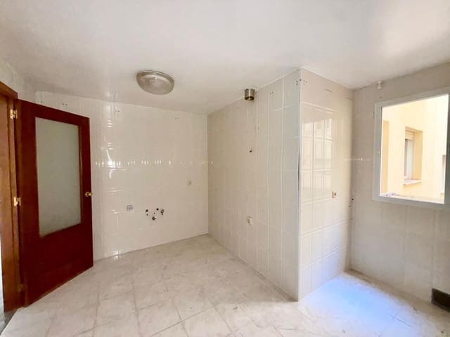 4 slaapkamer Flat te koop in Almería stad - € 228.000 (Ref: 9355986)