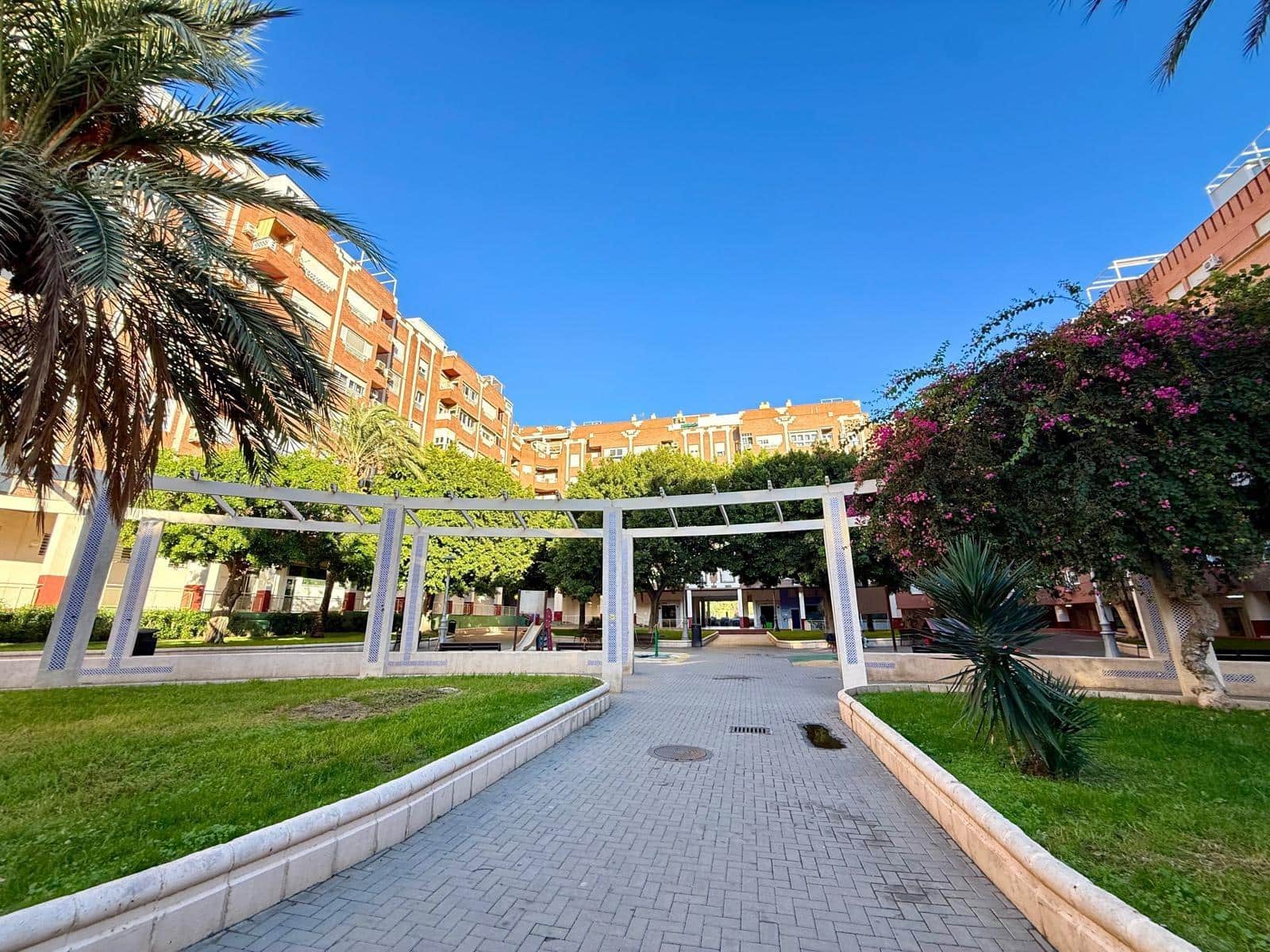 4 slaapkamer Flat te koop in Almeria stad - € 228.000 (Ref: 9355986)