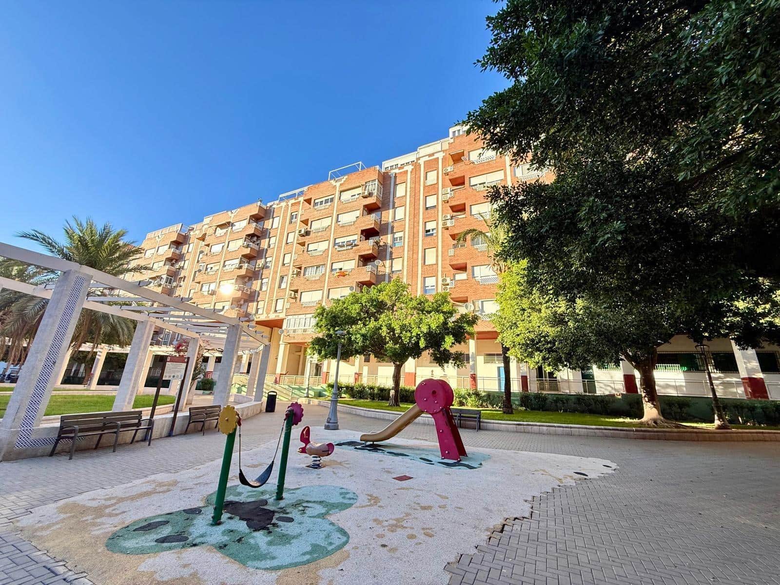 4 slaapkamer Flat te koop in Almeria stad - € 228.000 (Ref: 9355986)