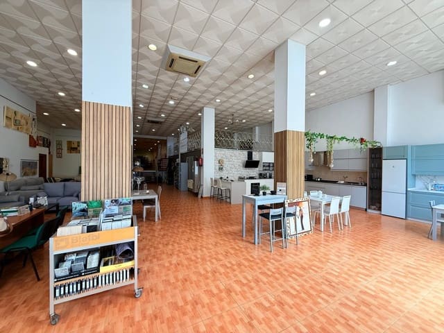 Commercial for sale in El Parador de las Hortichuelas, Roquetas de Mar - € 600,000 (Ref: 9398629)