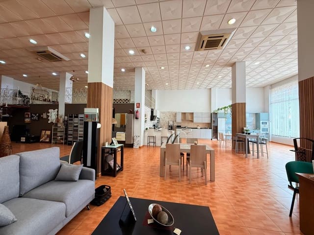 Commercial for sale in El Parador de las Hortichuelas, Roquetas de Mar - € 600,000 (Ref: 9398629)