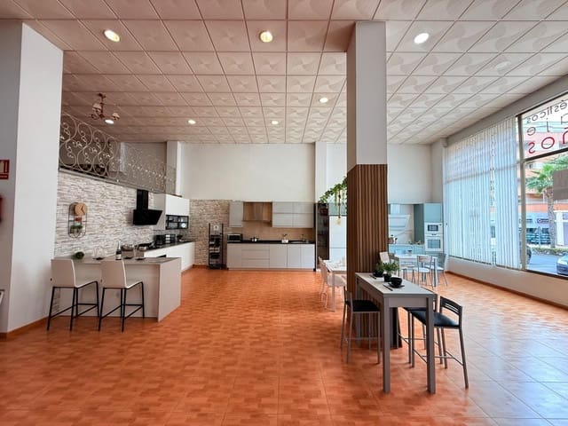 Commercial for sale in El Parador de las Hortichuelas, Roquetas de Mar - € 600,000 (Ref: 9398629)