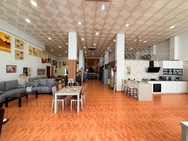 Commercial for sale in El Parador de las Hortichuelas, Roquetas de Mar - € 600,000 (Ref: 9398629)