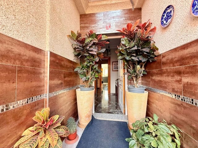 4 makuuhuone Rivitalo myytävänä paikassa Roquetas de Mar mukana 
autotalli - 335 000 € (Ref: 9417881)