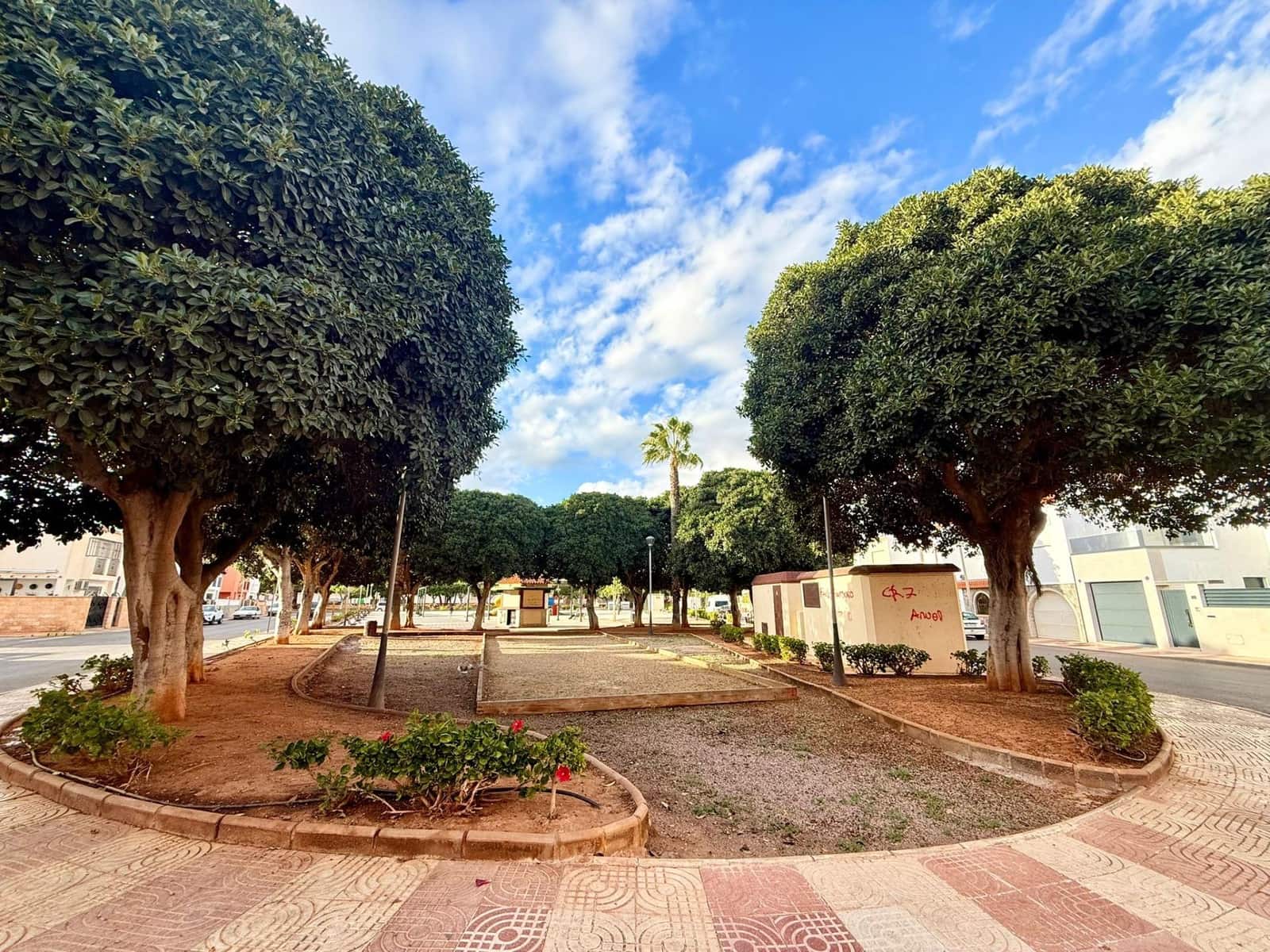 4 quarto Moradia em Banda para venda em Roquetas de Mar com garagem - 335 000 € (Ref: 9417881)