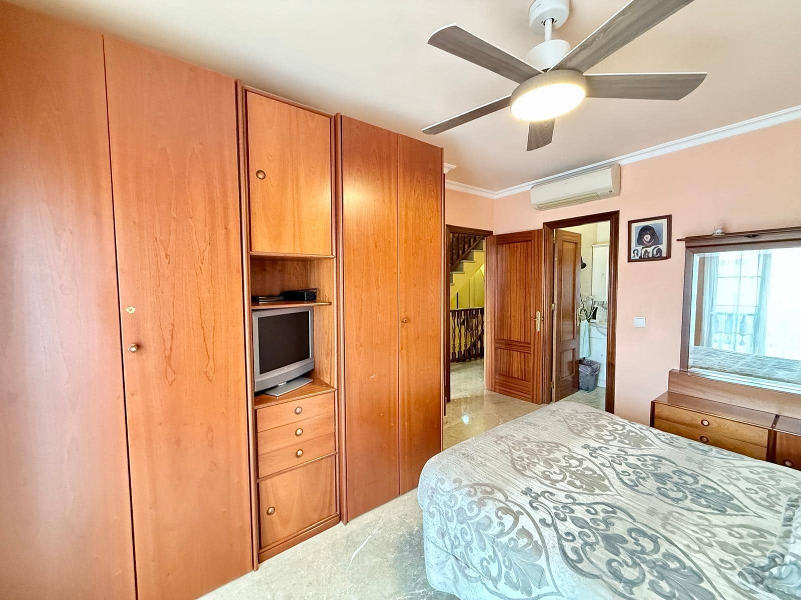 4 slaapkamer Rijtjeshuis te koop in Almeria stad met garage - € 399.000 (Ref: 9468563)