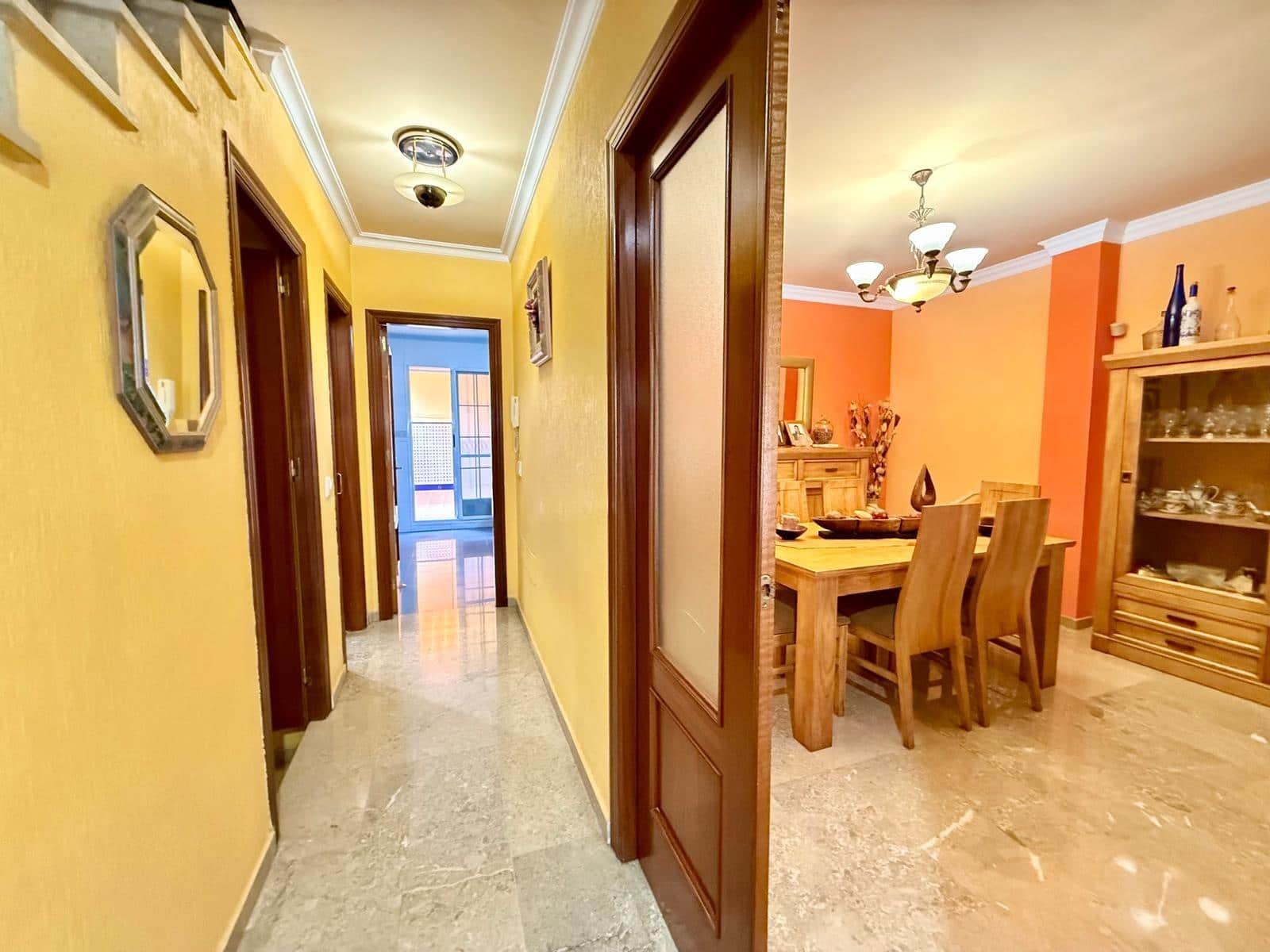 4 slaapkamer Rijtjeshuis te koop in Almeria stad met garage - € 399.000 (Ref: 9468563)