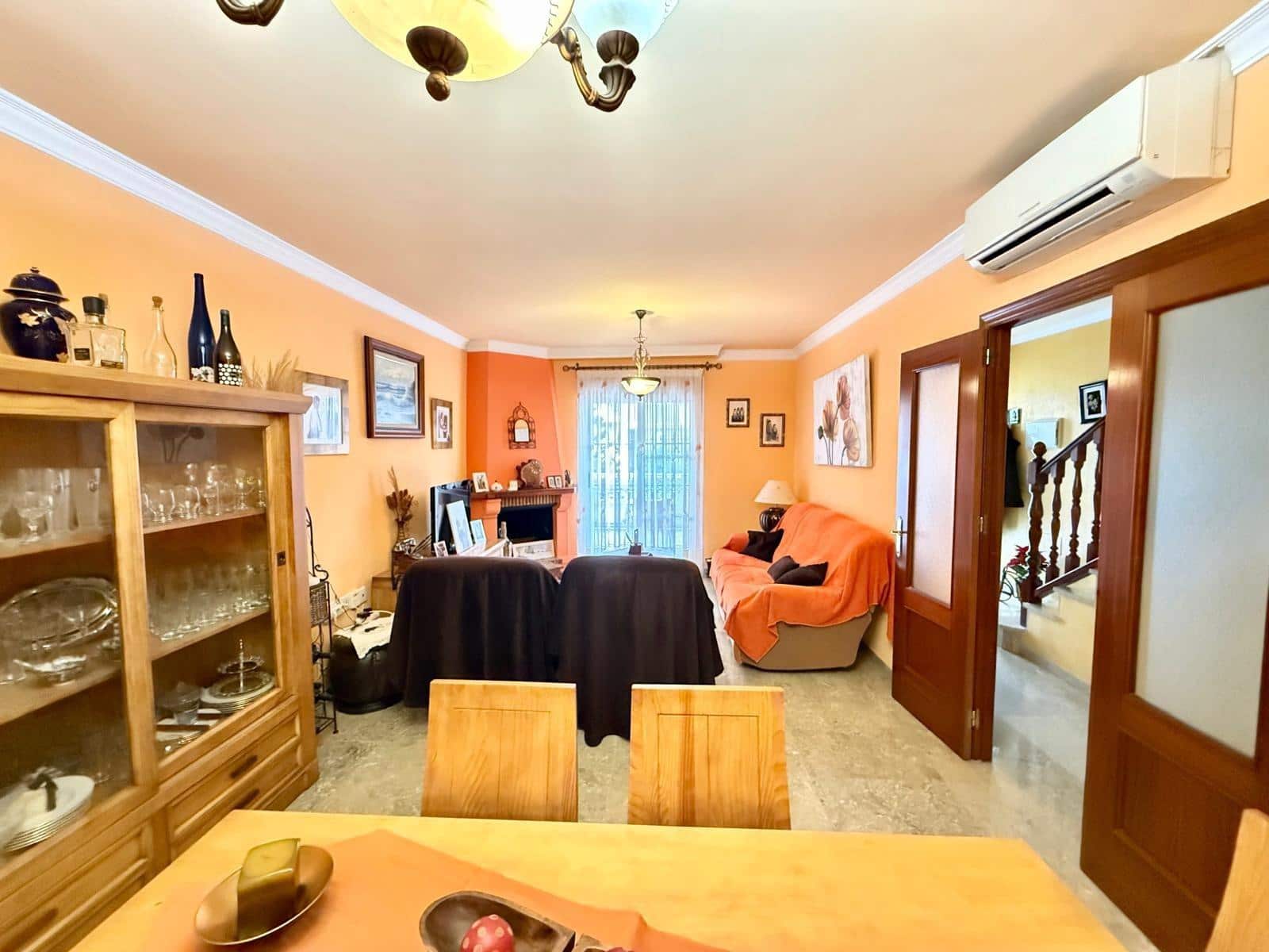 4 slaapkamer Rijtjeshuis te koop in Almeria stad met garage - € 399.000 (Ref: 9468563)