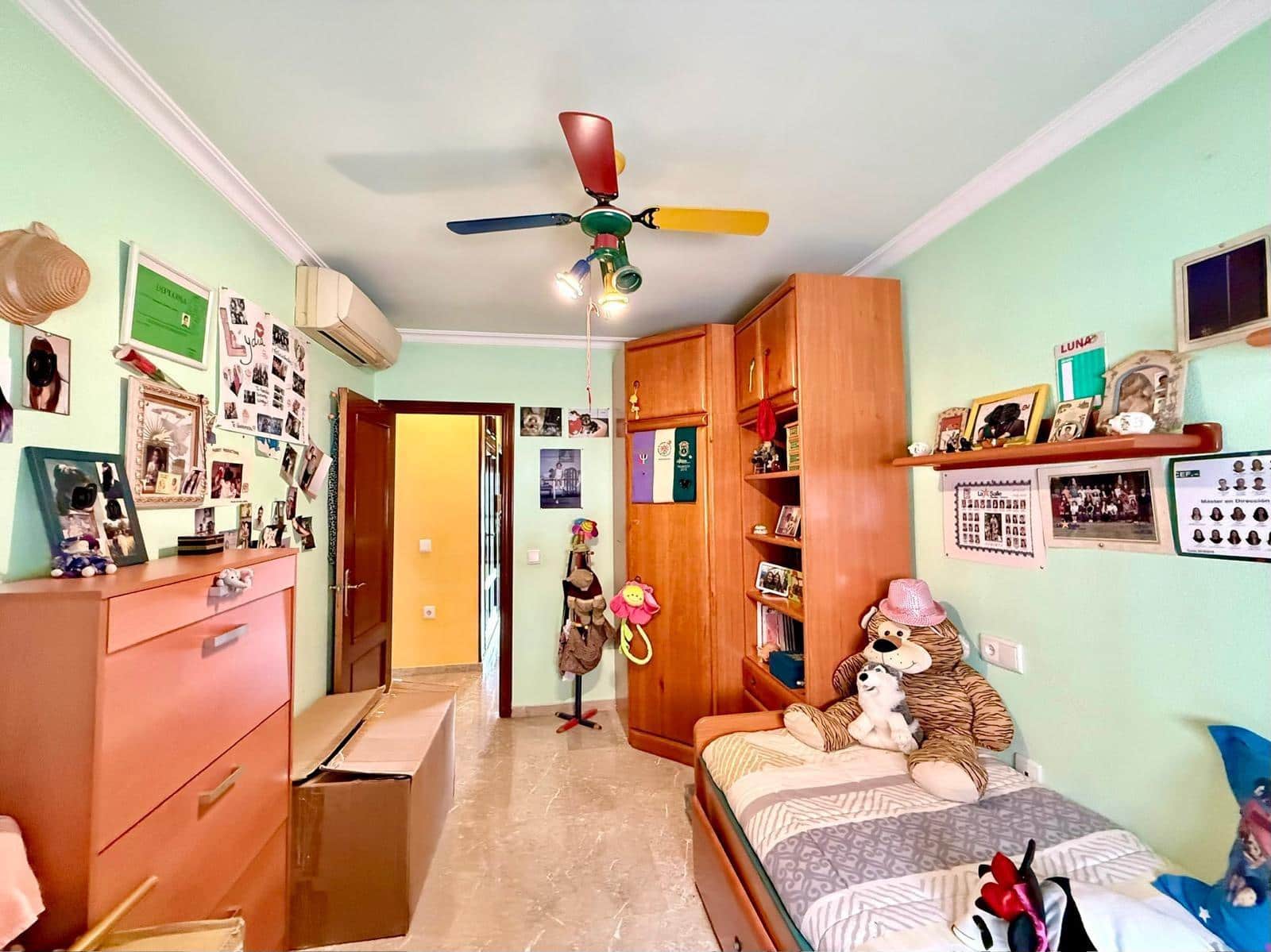 4 slaapkamer Rijtjeshuis te koop in Almeria stad met garage - € 399.000 (Ref: 9468563)
