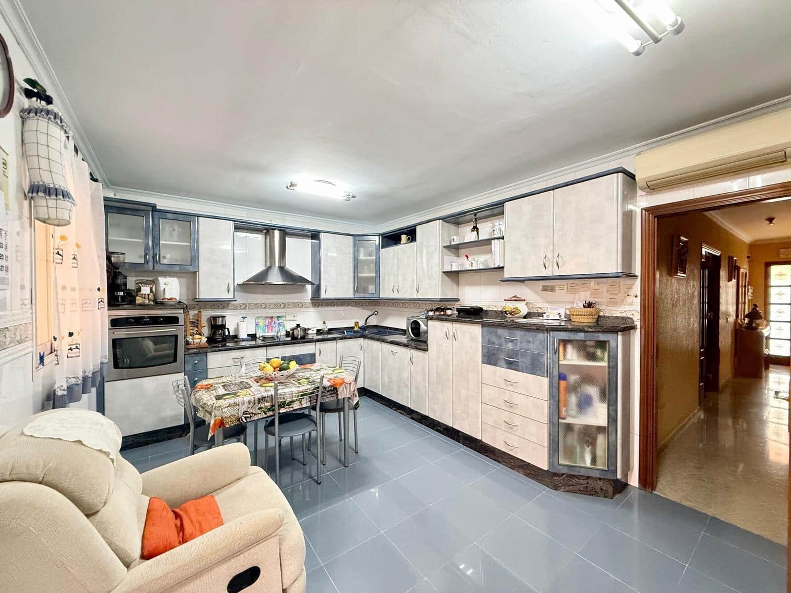 4 slaapkamer Rijtjeshuis te koop in Almeria stad met garage - € 399.000 (Ref: 9468563)