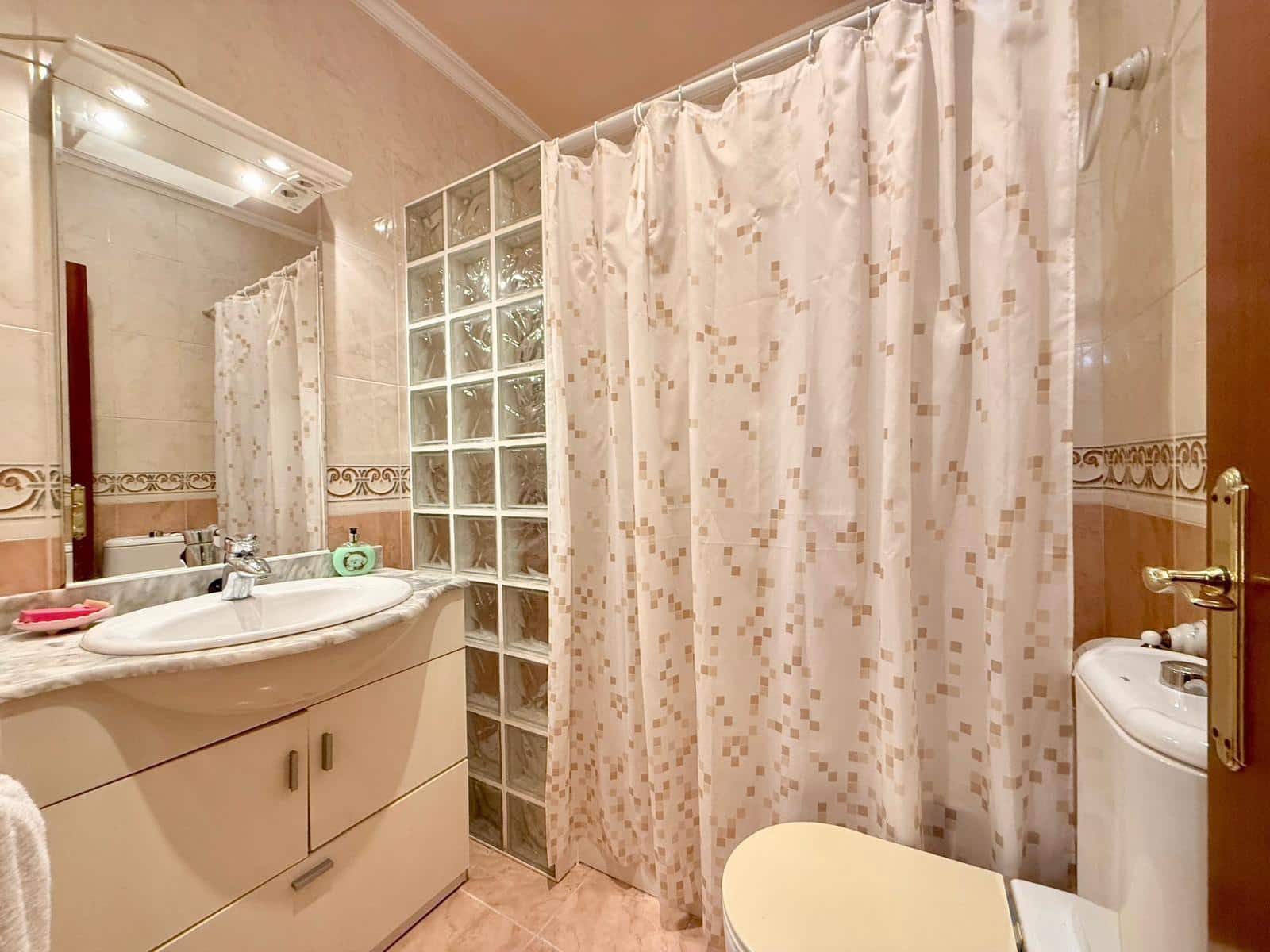 4 slaapkamer Rijtjeshuis te koop in Almeria stad met garage - € 399.000 (Ref: 9468563)