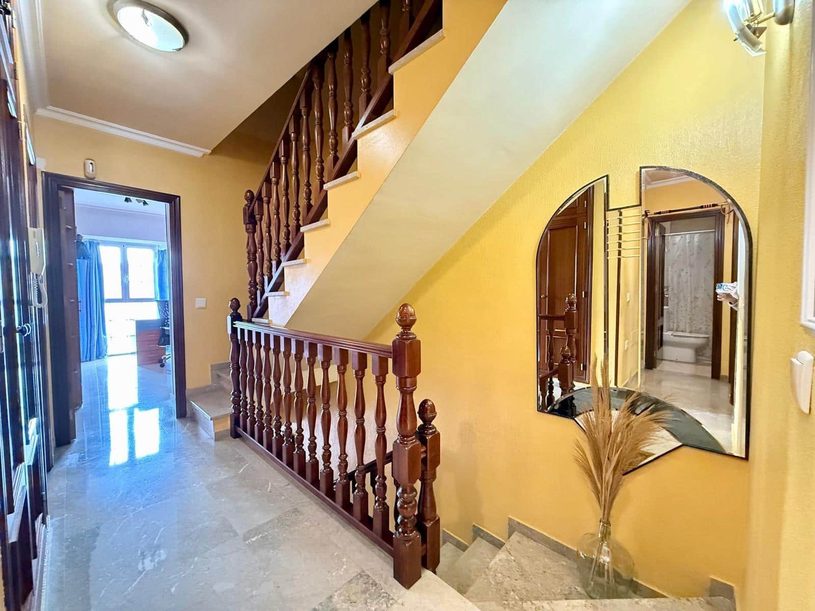 4 slaapkamer Rijtjeshuis te koop in Almeria stad met garage - € 399.000 (Ref: 9468563)