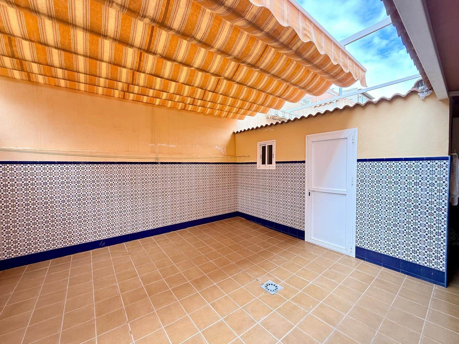 4 slaapkamer Rijtjeshuis te koop in Almeria stad met garage - € 399.000 (Ref: 9468563)