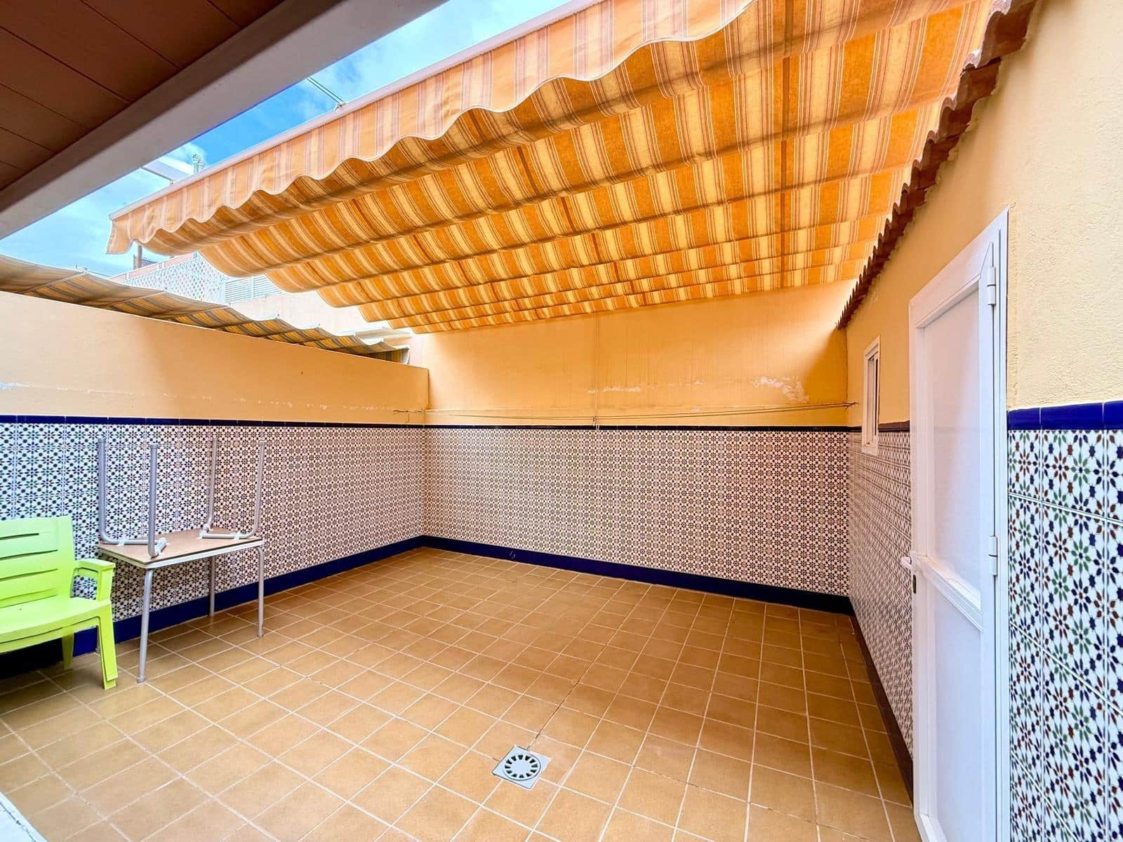 4 slaapkamer Rijtjeshuis te koop in Almeria stad met garage - € 399.000 (Ref: 9468563)