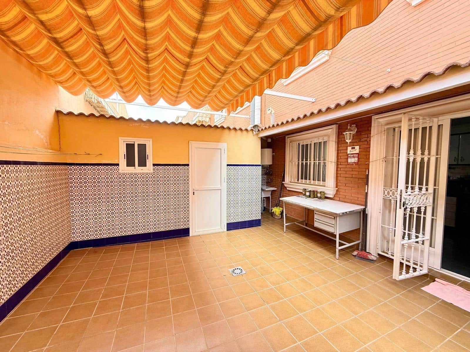 4 slaapkamer Rijtjeshuis te koop in Almeria stad met garage - € 399.000 (Ref: 9468563)