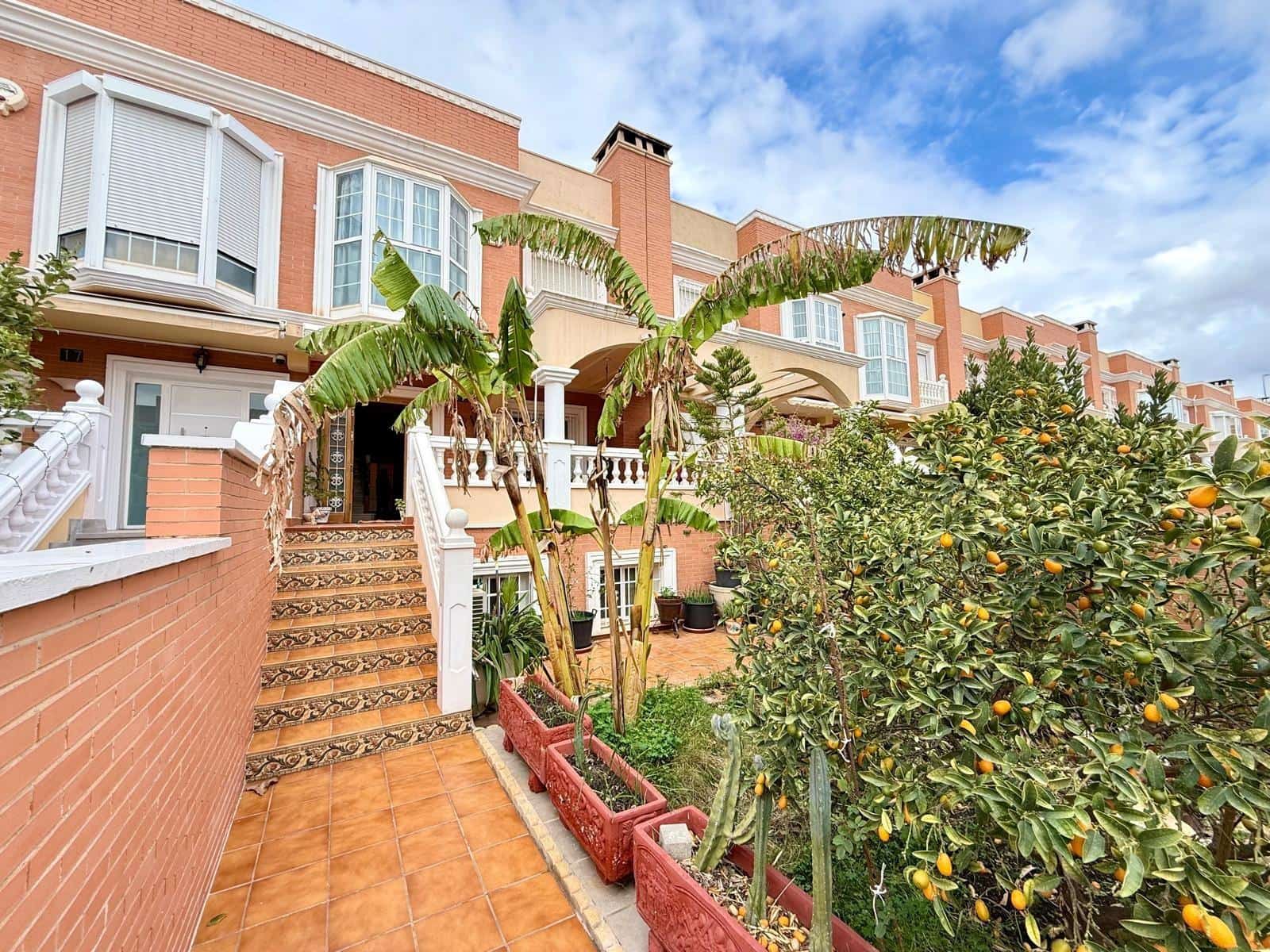 4 slaapkamer Rijtjeshuis te koop in Almeria stad met garage - € 399.000 (Ref: 9468563)
