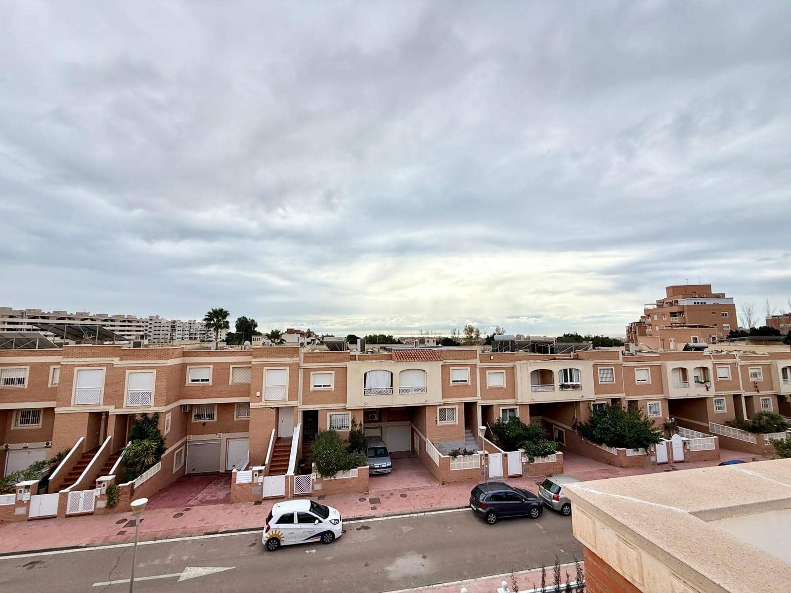 4 slaapkamer Rijtjeshuis te koop in Almeria stad met garage - € 399.000 (Ref: 9468563)