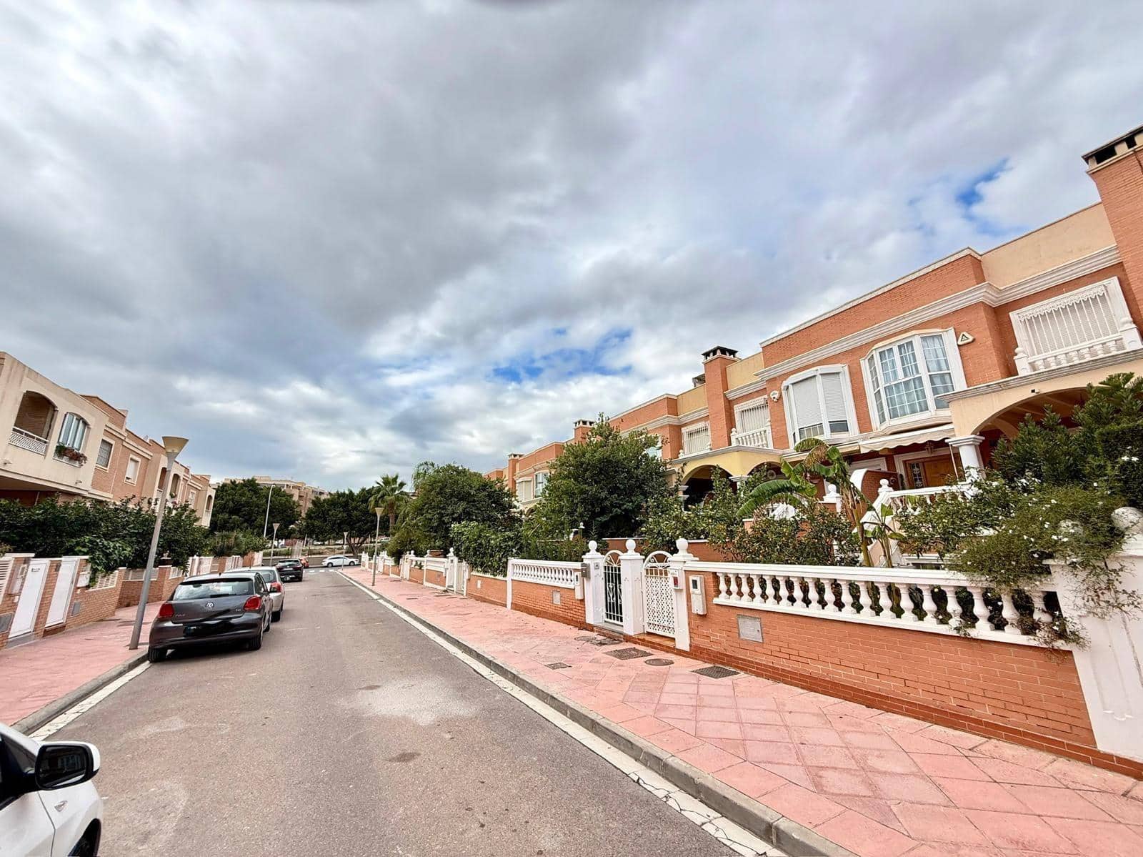 4 slaapkamer Rijtjeshuis te koop in Almeria stad met garage - € 399.000 (Ref: 9468563)