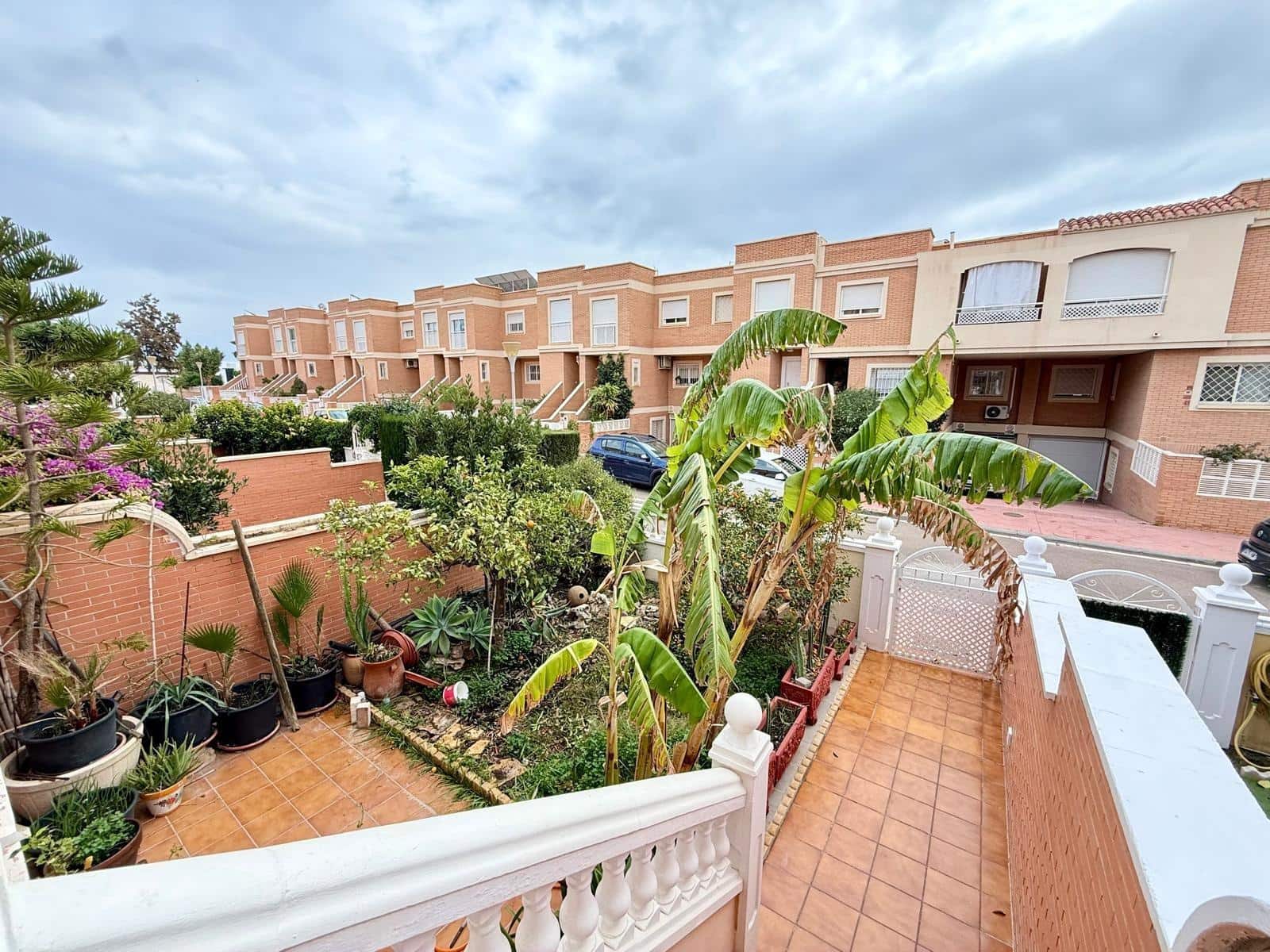 4 slaapkamer Rijtjeshuis te koop in Almeria stad met garage - € 399.000 (Ref: 9468563)