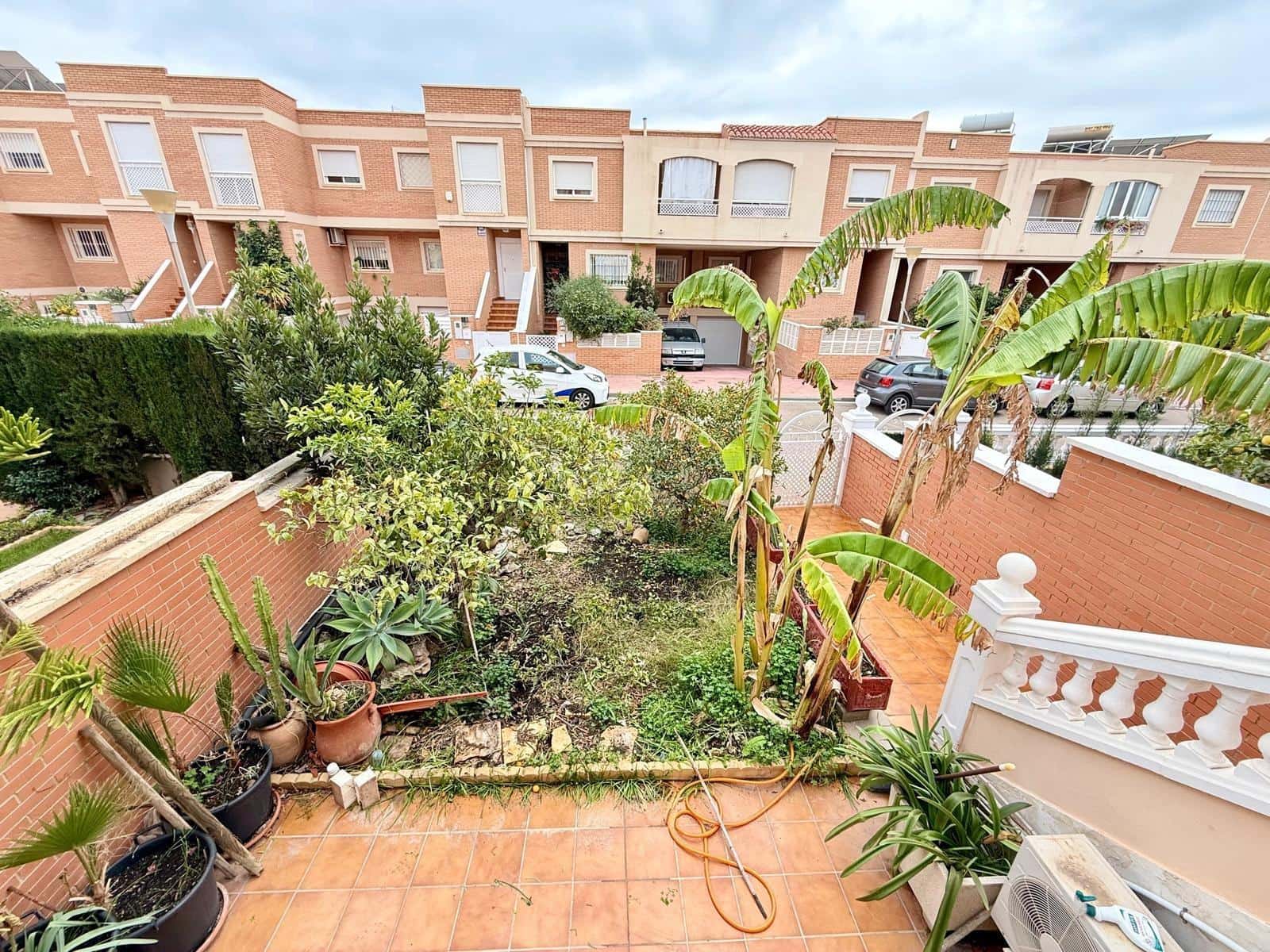 4 slaapkamer Rijtjeshuis te koop in Almeria stad met garage - € 399.000 (Ref: 9468563)
