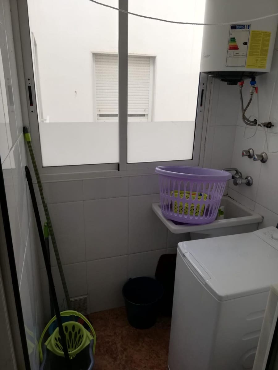 2 slaapkamer Flat te huur in Almeria stad - € 850 (Ref: 9504445)