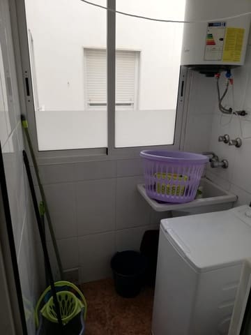 2 slaapkamer Flat te huur in Almería stad - € 850 (Ref: 9504445)