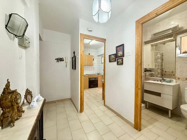 Piso de 3 habitaciones en Almería ciudad en venta - 110.000 € (Ref: 9583037)