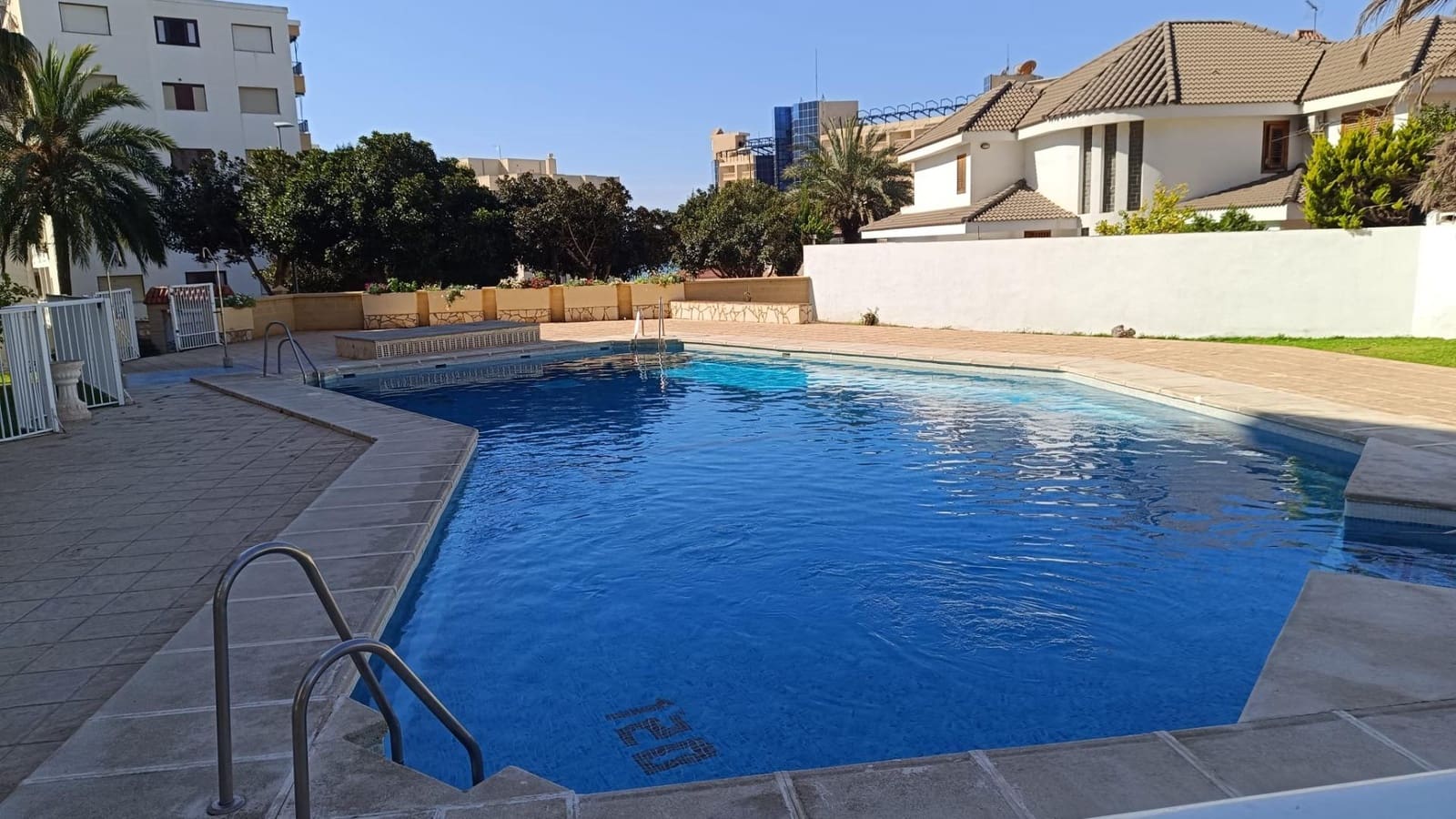 Piso de 2 habitaciones en Aguadulce (Almeria) en alquiler con piscina - 700 € (Ref: 9605150)