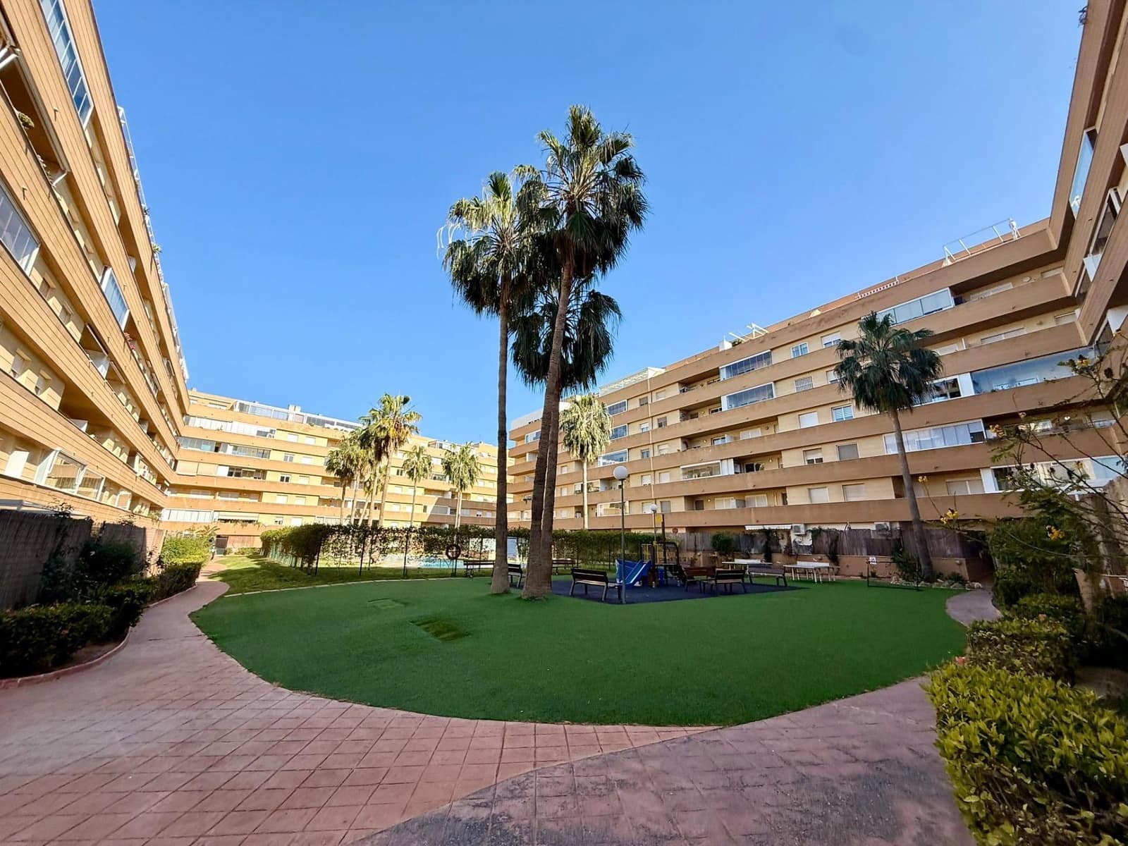 3 bedroom Flat for sale in Roquetas de Mar with pool - € 246,000 (Ref: 9721837)