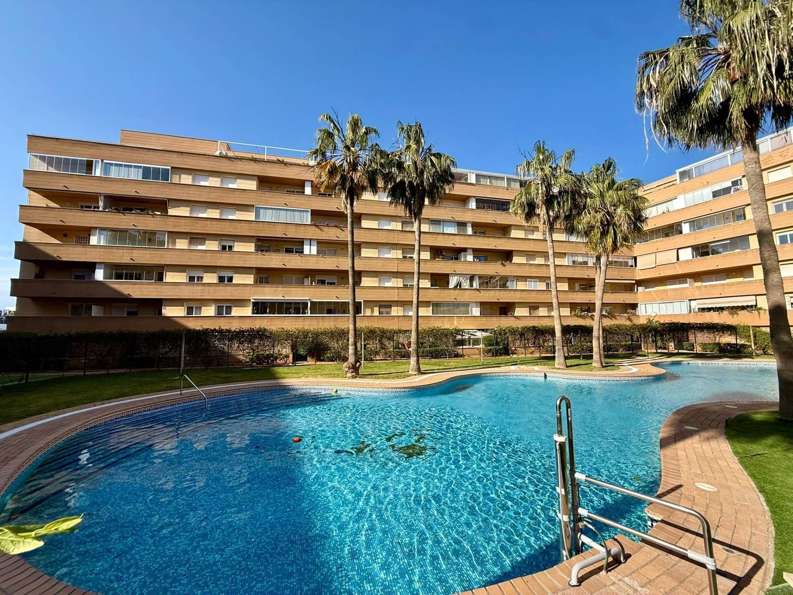 3 bedroom Flat for sale in Roquetas de Mar with pool - € 246,000 (Ref: 9721837)