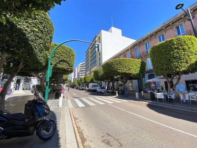 4 bedroom Flat for rent in Centro, Almería city - € 1,200 (Ref: 9822712)