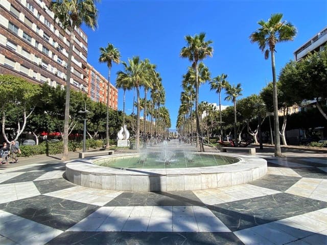 4 bedroom Flat for rent in Centro, Almería city - € 1,200 (Ref: 9822712)