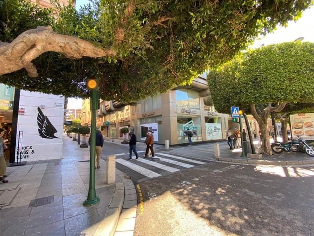 4 bedroom Flat for rent in Centro, Almería city - € 1,200 (Ref: 9822712)