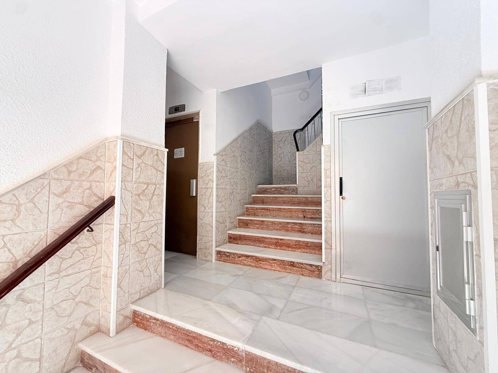 3 bedroom Flat for rent in Almeria city - € 800 (Ref: 9829343)