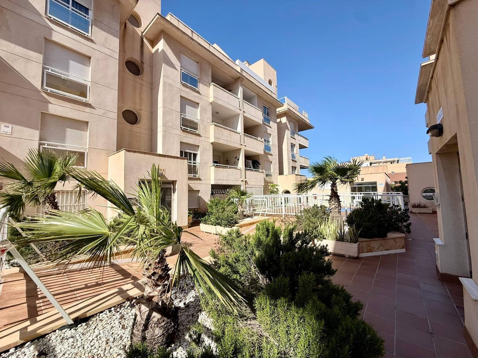 2 bedroom Flat for sale in Roquetas de Mar with pool - € 215,000 (Ref: 9836475)