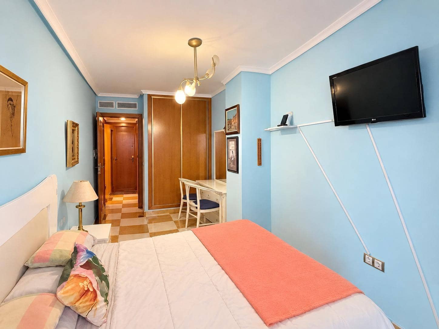 4 bedroom Penthouse for sale in Roquetas de Mar with garage - € 240,000 (Ref: 9851898)