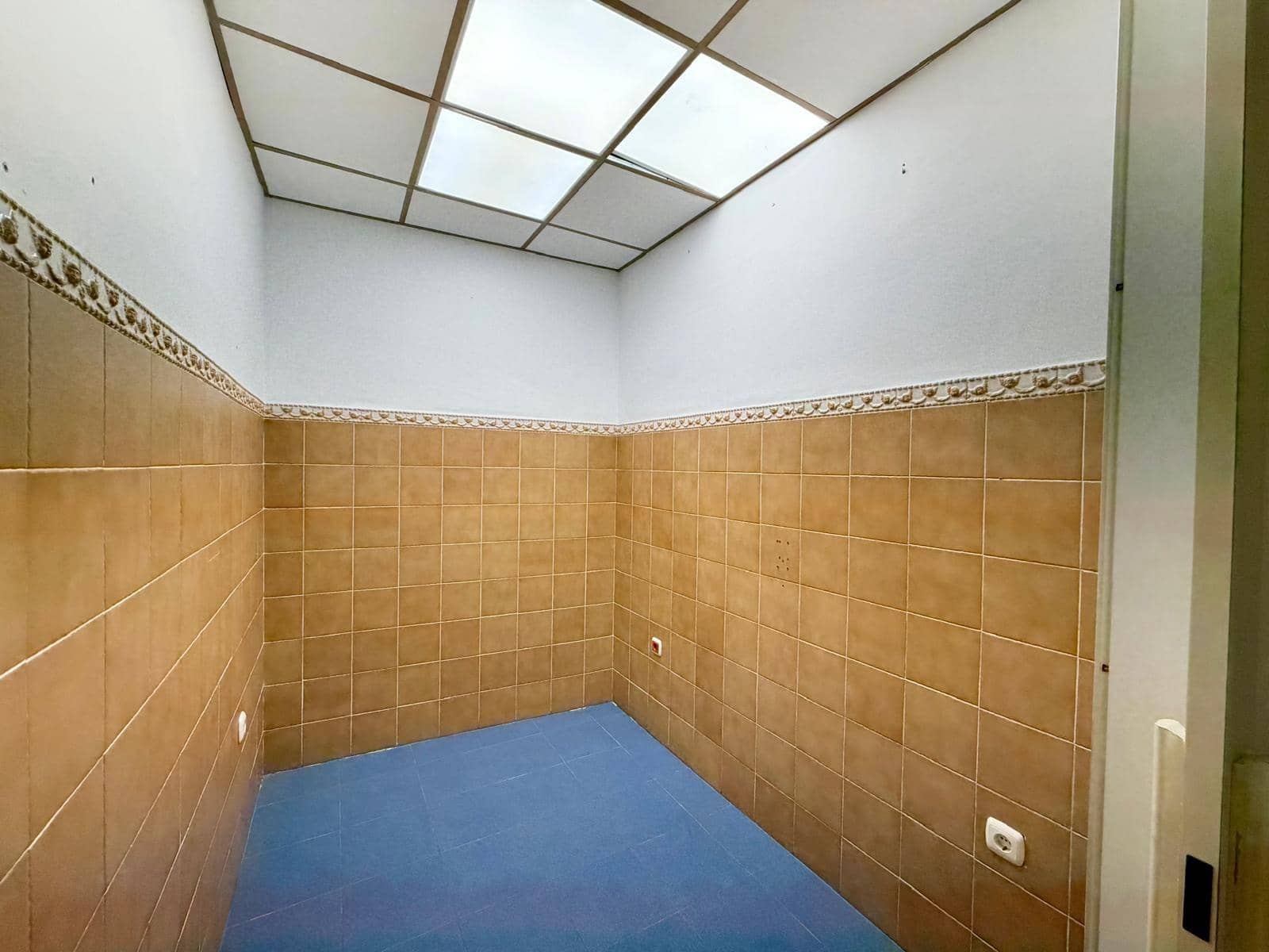 Comercial para venda em Almeria cidade - 120 000 € (Ref: 9892501)