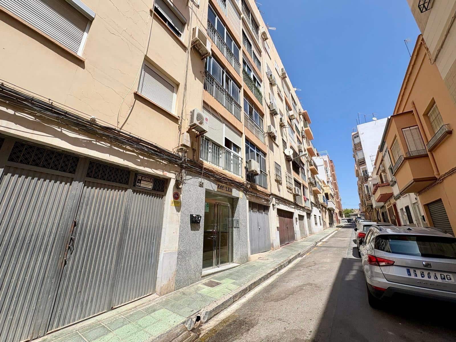 Piso de 3 habitaciones en Almería ciudad en venta - 130.000 € (Ref: 9892502)