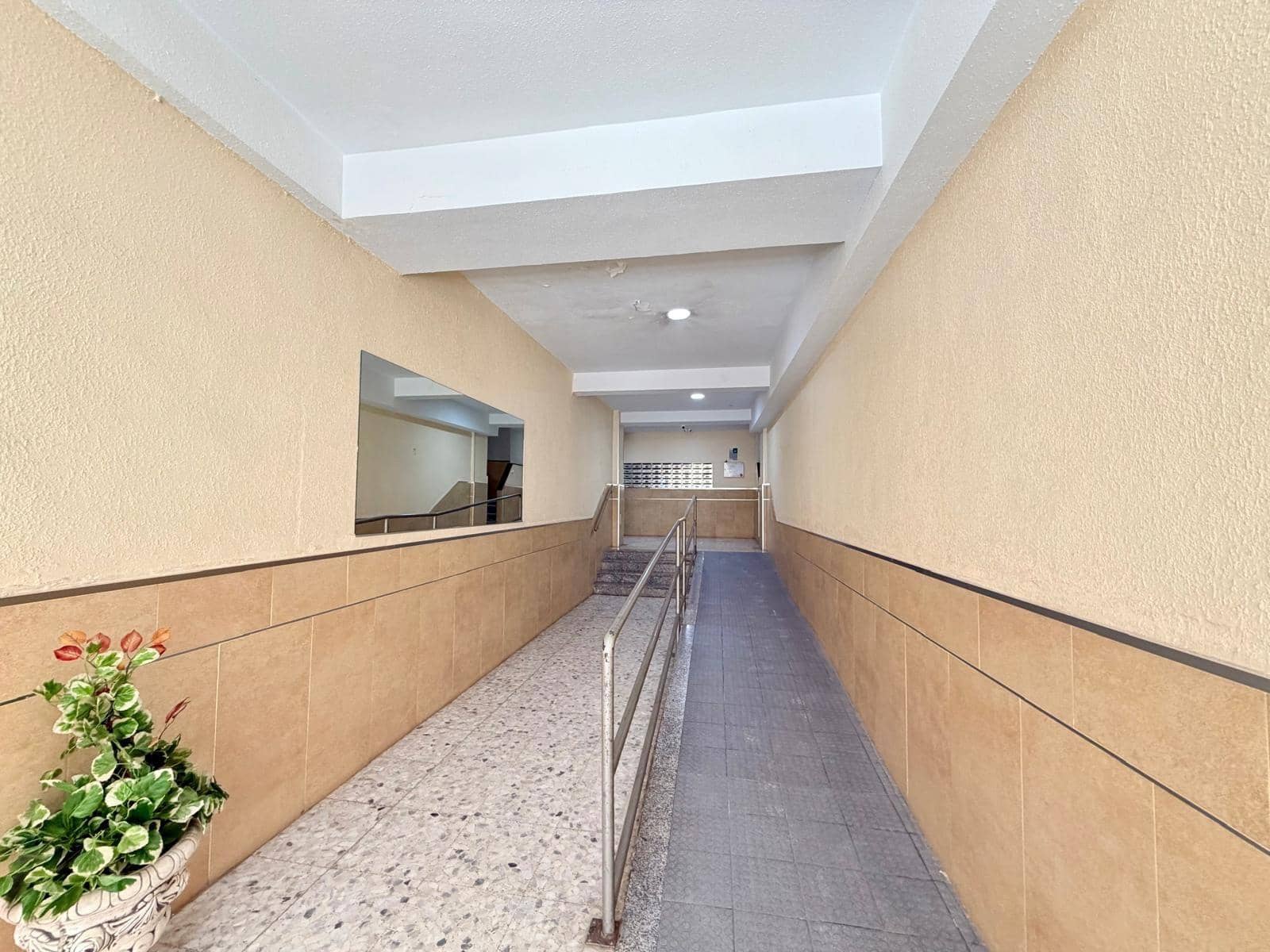 Piso de 3 habitaciones en Almería ciudad en venta - 130.000 € (Ref: 9892502)