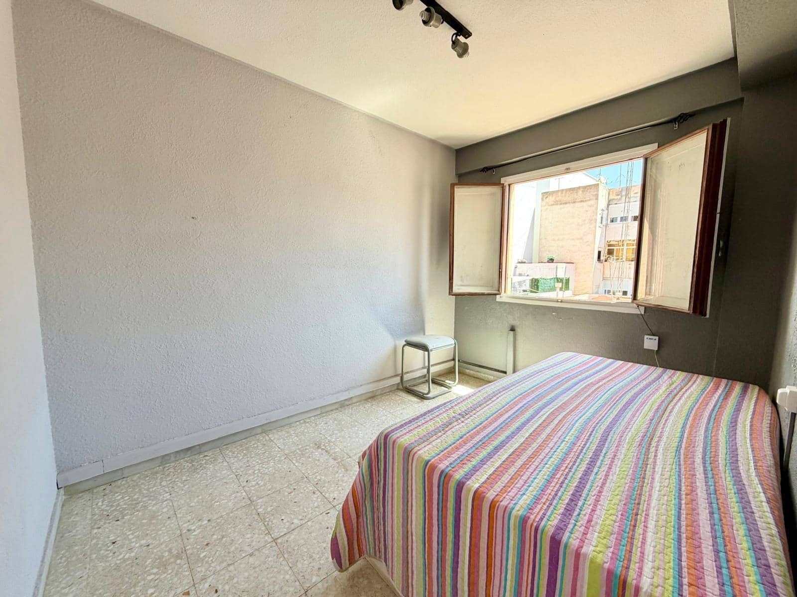 Piso de 3 habitaciones en Almería ciudad en venta - 130.000 € (Ref: 9892502)