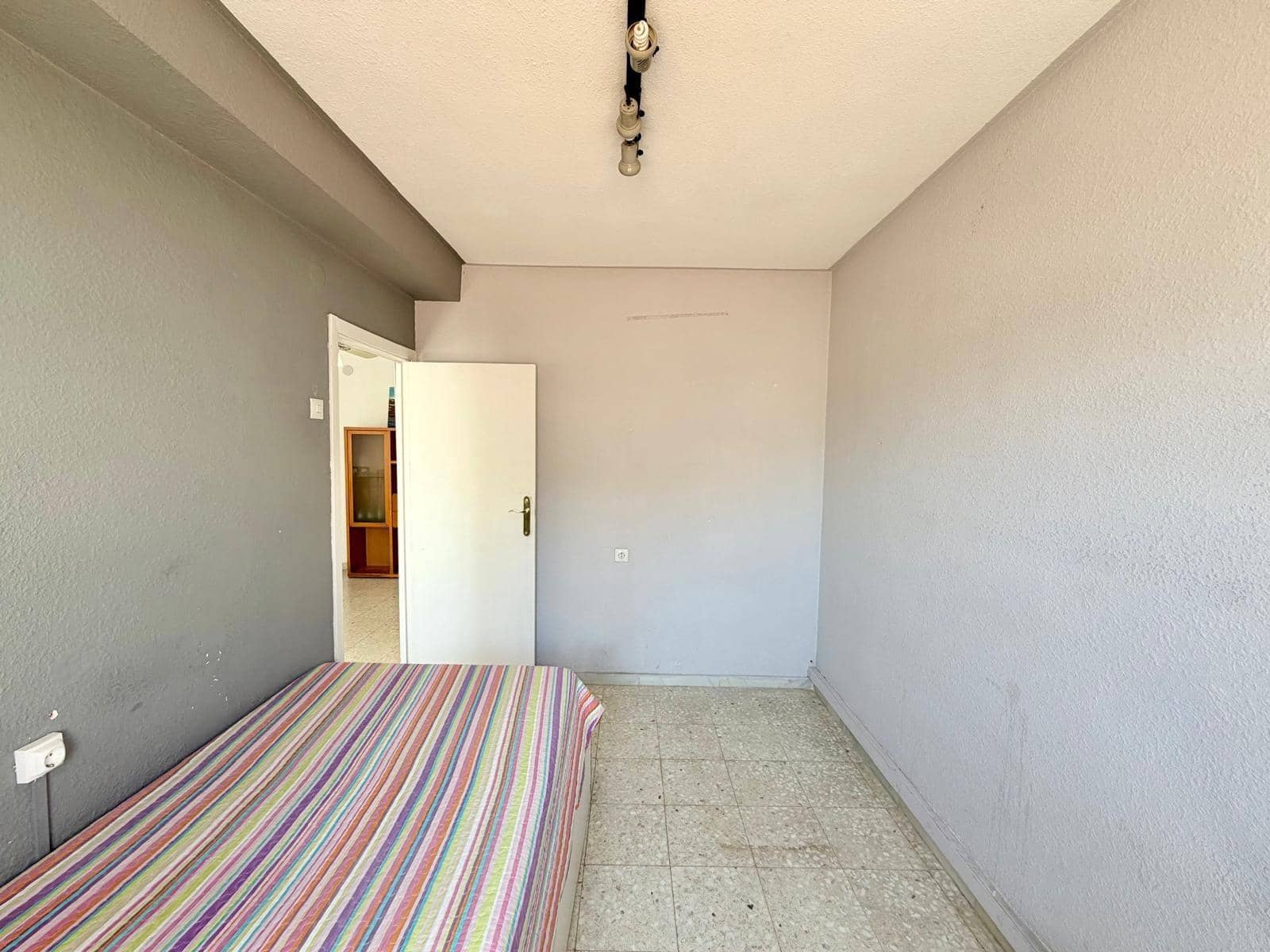Piso de 3 habitaciones en Almería ciudad en venta - 130.000 € (Ref: 9892502)