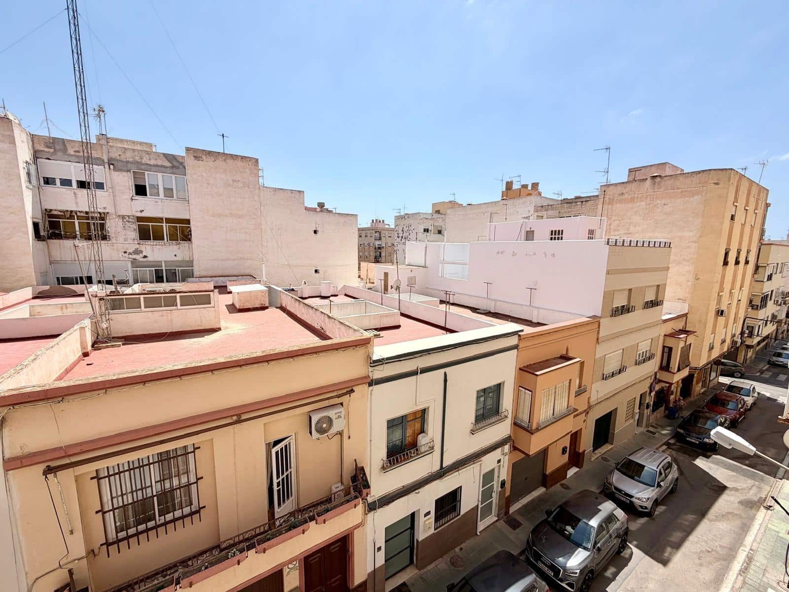 Piso de 3 habitaciones en Almería ciudad en venta - 130.000 € (Ref: 9892502)