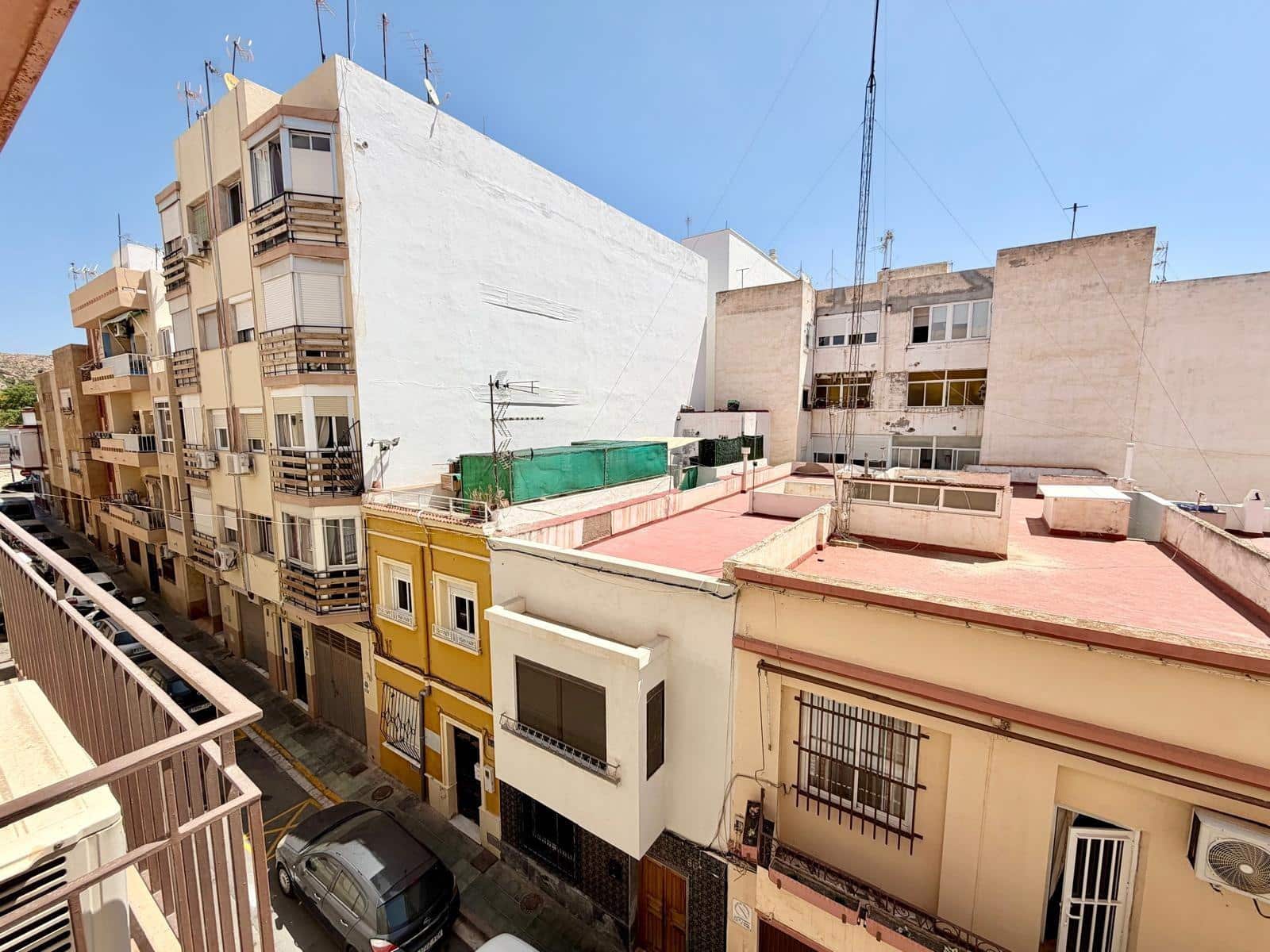 Piso de 3 habitaciones en Almería ciudad en venta - 130.000 € (Ref: 9892502)