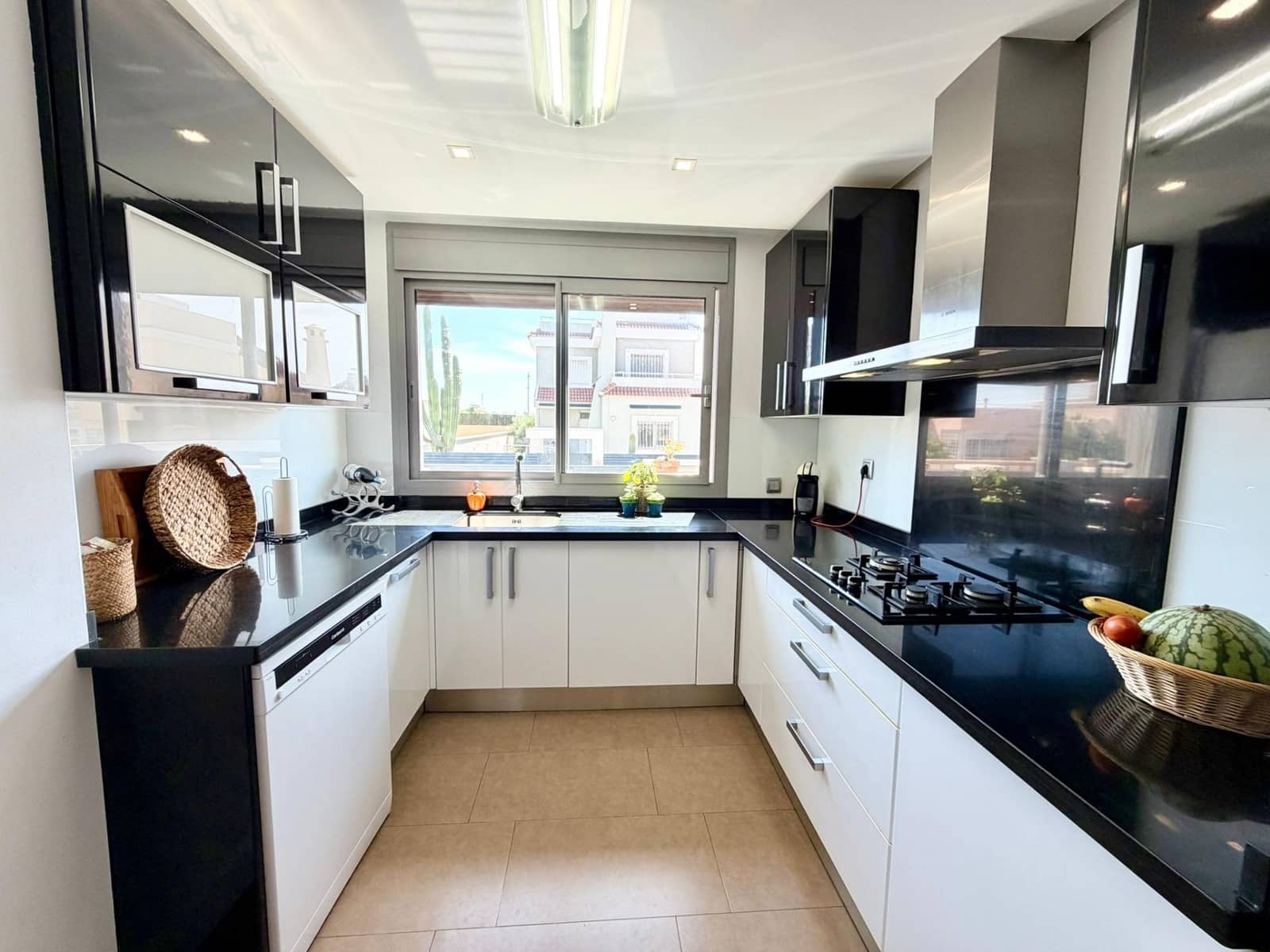 4 bedroom Villa for sale in Almeria city with pool garage - € 850,000 (Ref: 9920562)