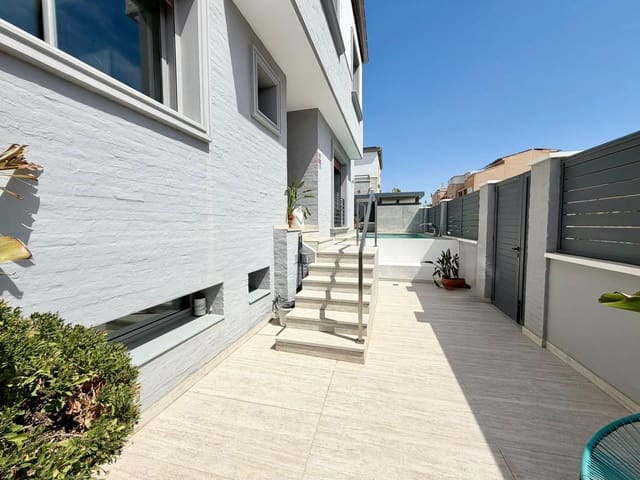 4 bedroom Villa for sale in Almería city with pool garage - € 850,000 (Ref: 9920562)