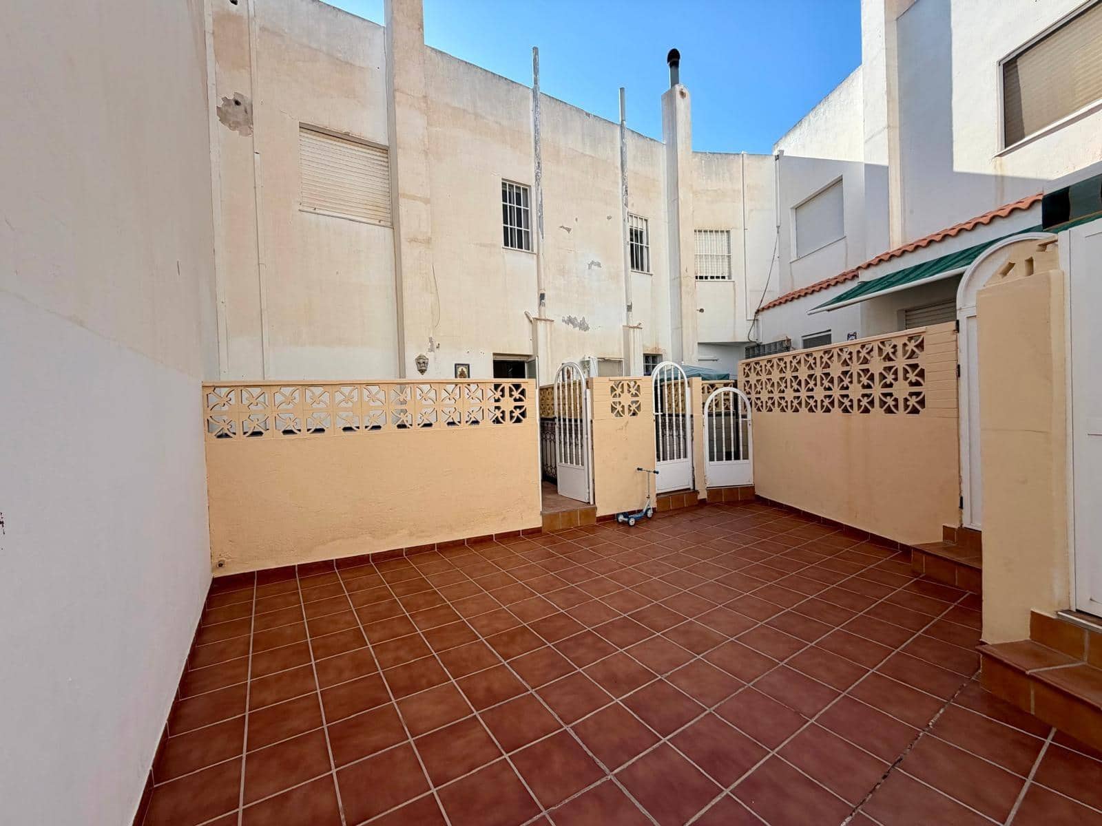 Adosado de 3 habitaciones en Retamar en venta con piscina garaje - 250.000 € (Ref: 9949929)