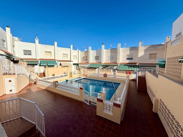 3 soverom Rekkehus til salgs i Retamar, Almería by med svømmebasseng garasje - € 250 000 (Ref: 9949929)