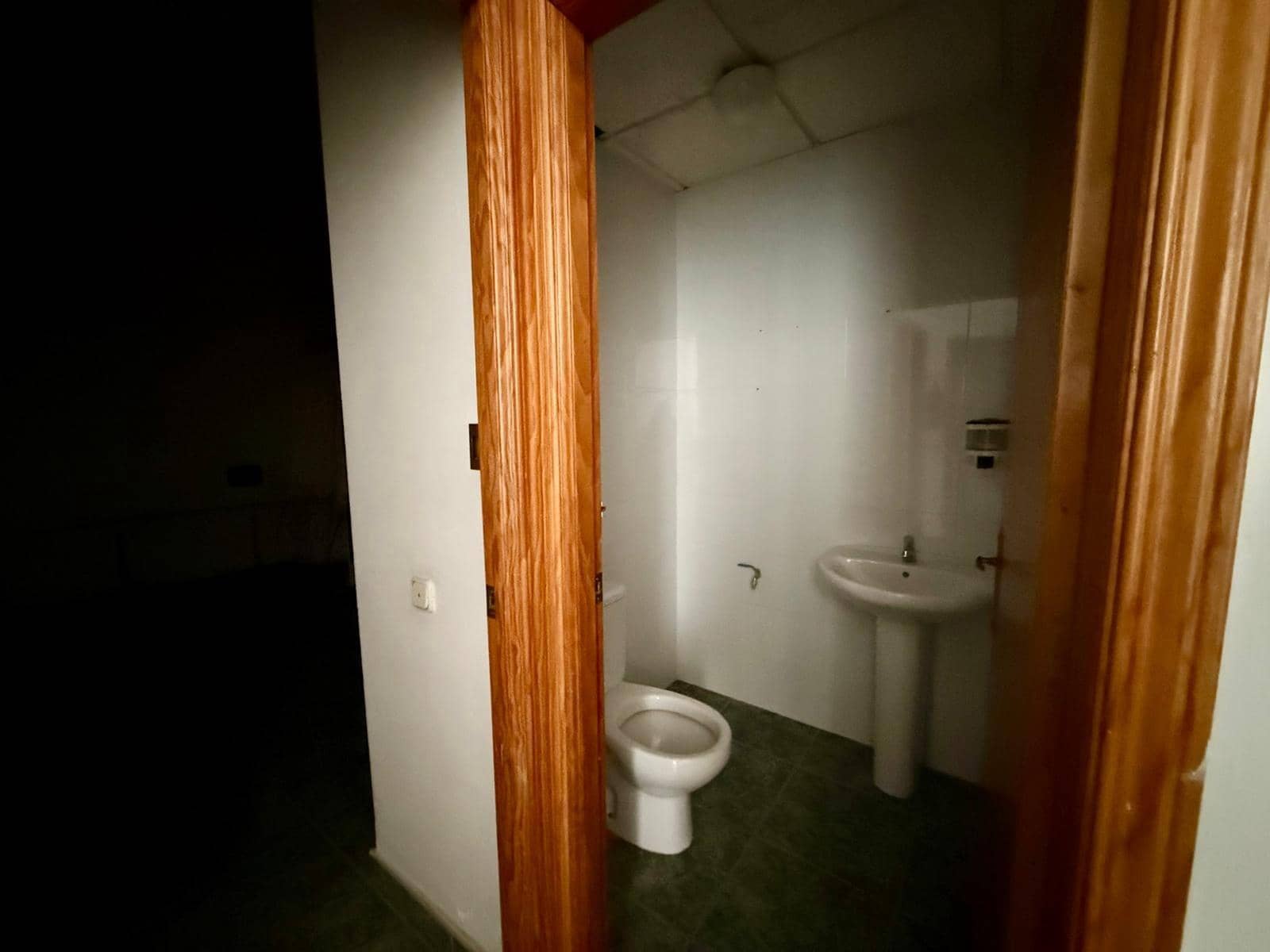 Komercyjne do wynajęcia w Miasto Almeria - 1 000 € (Ref: 9949930)