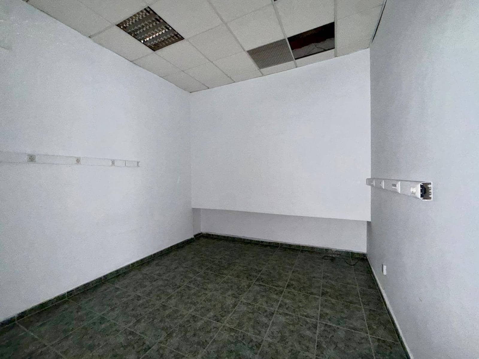 Komercyjne do wynajęcia w Miasto Almeria - 1 000 € (Ref: 9949930)